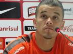 D'Ale dá 'puxão de orelhas' em Dátolo e Forlán e avisa: "A direção escolhe onde jogamos" Augusto Turcato/Agência RBS D'Ale dá 'puxão de orelhas' em Dátolo e Forlán e avisa: "A direção escolhe onde jogamos" Augusto Turcato/Agência RBS