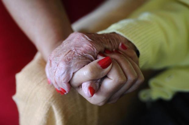 Um a cada três idosos morre de Alzheimer nos EUA Ricardo Wolffenbüttel/Agencia RBS Um a cada três idosos morre de Alzheimer nos EUA Ricardo Wolffenbüttel/Agencia RBS