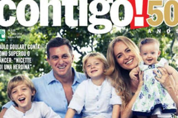 Angélica e Luciano Huck apresentam a filha Eva Revista Contigo/Reprodução Angélica e Luciano Huck apresentam a filha Eva Revista Contigo/Reprodução