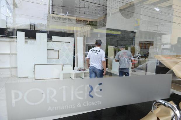Polícia intervém e suspende remoção de produtos em loja de móveis fechada na Capital Ronaldo Bernardi/Agencia RBS Polícia intervém e suspende remoção de produtos em loja de móveis fechada na Capital Ronaldo Bernardi/Agencia RBS