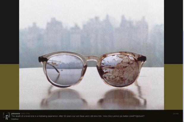 Yoko Ono publica foto de óculos sujos de sangue usados por John Lennon ao ser assassinado Reprodução/Twitter