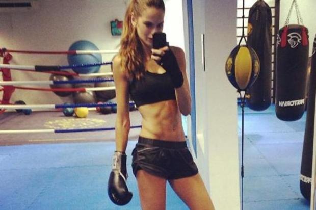 Izabel Goulart mostra barriga definida na preparação para a SPFW Instagram/Reprodução Izabel Goulart mostra barriga definida na preparação para a SPFW Instagram/Reprodução