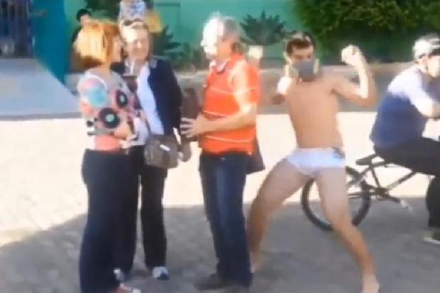 Prefeito de Alvorada cai na dança do Harlem Shake Youtube/Reprodução