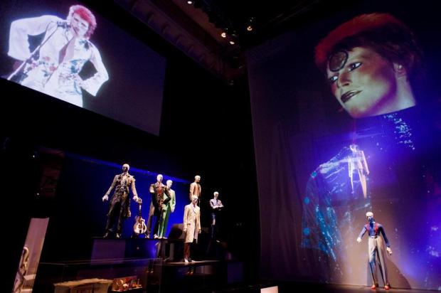 Exposição em homenagem a David Bowie estreia em Londres Leon Neal/AFP Exposição em homenagem a David Bowie estreia em Londres Leon Neal/AFP
