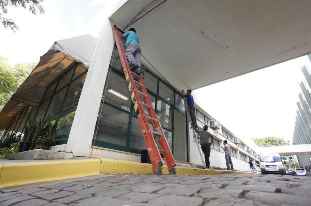 Estrutura no auditório do Centro de Ciências Rurais começa a ser montada para a coletiva de imprensa Ronald Mendes/Agencia RBS Estrutura no auditório do Centro de Ciências Rurais começa a ser montada para a coletiva de imprensa Ronald Mendes/Agencia RBS
