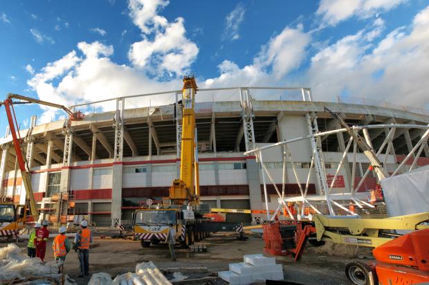 Andrade Gutierrez monta a estrutura, mas ainda não começa a instalar a cobertura do Beira-Rio Omar Freitas/