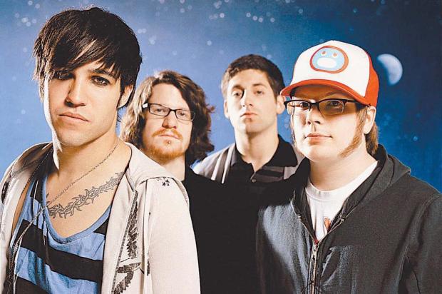 Novo disco do Fall Out Boy terá participação de Elton John e Courtney Love Ver Descrição/Ver Descrição Novo disco do Fall Out Boy terá participação de Elton John e Courtney Love Ver Descrição/Ver Descrição