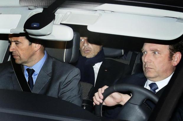 Sarkozy é acusado por "abuso de incapaz" em caso de herdeira da L'Oréal Patrick Bernard/AFP Sarkozy é acusado por "abuso de incapaz" em caso de herdeira da L'Oréal Patrick Bernard/AFP