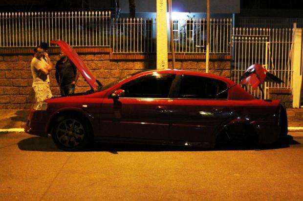 Motorista derruba poste e perde eixo traseiro do carro em Canoas Anderson Fetter/Agência RBS Motorista derruba poste e perde eixo traseiro do carro em Canoas Anderson Fetter/Agência RBS