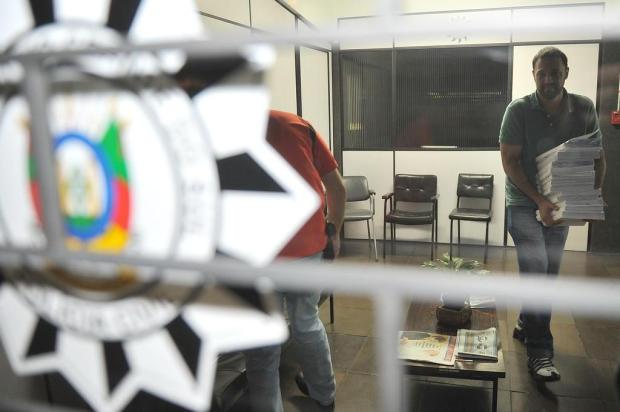 Polícia transporta inquérito sobre mortes na boate Kiss até a Delegacia Regional Jean Pimentel/Agencia RBS Polícia transporta inquérito sobre mortes na boate Kiss até a Delegacia Regional Jean Pimentel/Agencia RBS
