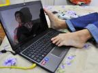 Jovem com paralisia cerebral aprende a digitar com os pés e se forma na faculdade Ricardo Duarte/Agencia RBS