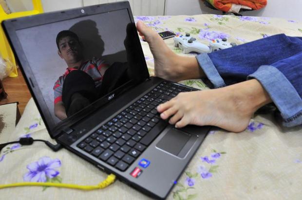 Jovem com paralisia cerebral aprende a digitar com os pés e se forma na faculdade Ricardo Duarte/Agencia RBS