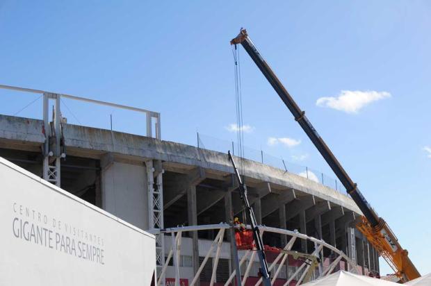 FOTO: AG prepara detalhes antes de instalar a cobertura do Beira-Rio Ronaldo Bernardi/Agência RBS/