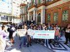 Manifestantes protestam contra aumento do valor da passagem em Porto Alegre Diego Vara/Agencia RBS Manifestantes protestam contra aumento do valor da passagem em Porto Alegre Diego Vara/Agencia RBS