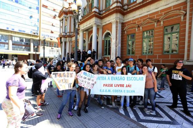 Manifestantes protestam contra aumento do valor da passagem em Porto Alegre Diego Vara/Agencia RBS