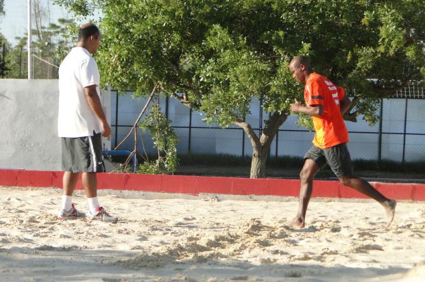 FOTO: Lateral-esquerdo Kleber começa a fazer trabalhos na caixa de areia Jean Pereira/