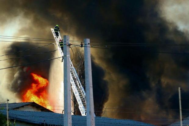 Incêndio atinge empresa distribuidora de produtos químicos em Cachoeirinha Júlio Cordeiro/Agencia RBS Incêndio atinge empresa distribuidora de produtos químicos em Cachoeirinha Júlio Cordeiro/Agencia RBS