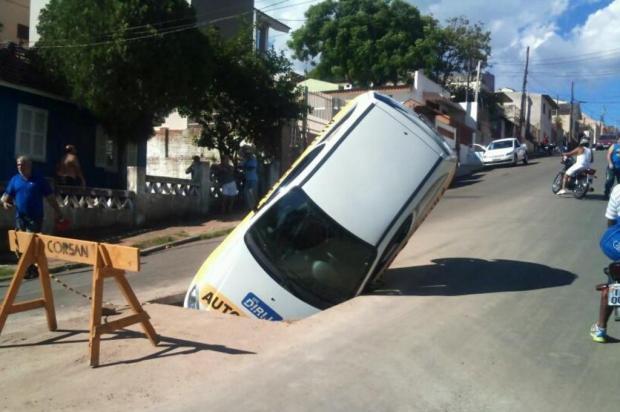 Carro cai em buraco na Rua Manoel Ribas em Santa Maria Lucas Amorim/Agencia RBS