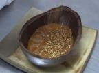 Aprenda a fazer um ovo de chocolate com recheio de caramelo Reprodução/Reprodução