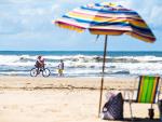 Banhistas aproveitam a praia na Sexta-feira Santa
