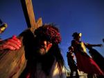 Fiéis se emocionam em encenação da Via Sacra no Morro da Cruz, em Porto Alegre