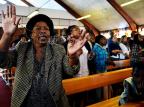 Na Páscoa, fiéis rezam por melhoras de Mandela em igrejas sul-africanas Carl de Souza/AFP