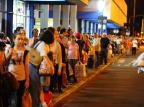 Protesto de motoristas em Porto Alegre aumenta fila por táxi na rodoviária Jean Schwarz/Agencia RBS Protesto de motoristas em Porto Alegre aumenta fila por táxi na rodoviária Jean Schwarz/Agencia RBS