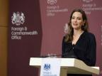 Após mastectomia, Angelina Jolie planeja retirar ovários, diz site Dan Kitwood/AFP Após mastectomia, Angelina Jolie planeja retirar ovários, diz site Dan Kitwood/AFP