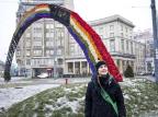 Escultura de arco-íris resiste a ataques contra sua mensagem Piotr Malecki/NYTNS
