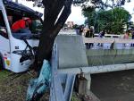 Acidente entre van e caminhonete deixa dois feridos na Capital