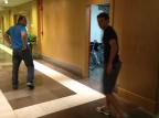 FOTO: com dificuldade para caminhar, Elano chega a hospital para fazer exames Marco Souza/ FOTO: com dificuldade para caminhar, Elano chega a hospital para fazer exames Marco Souza/