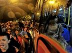 Manifestantes comemoram decisão que suspende reajuste da passagem de ônibus em Porto Alegre Lauro Alves/Agencia RBS Manifestantes comemoram decisão que suspende reajuste da passagem de ônibus em Porto Alegre Lauro Alves/Agencia RBS