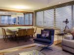 Decoração neutra conduz projeto de interiores para living de 42 metros quadrados
