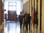 Polícia evacua parte do prédio do Senado em razão de pacote suspeito Mladen Antonov/AFP Polícia evacua parte do prédio do Senado em razão de pacote suspeito Mladen Antonov/AFP