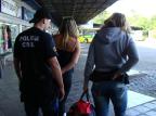 Dupla é flagrada na rodoviária de Caxias com 4kg de cocaína "escama de peixe" Divulgação/Polícia Civil Dupla é flagrada na rodoviária de Caxias com 4kg de cocaína "escama de peixe" Divulgação/Polícia Civil
