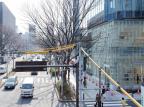 Fachada de grife com blocos de vidro se destaca em movimentada rua de Tóquio Escritório de arquitetura OMA/Divulgação