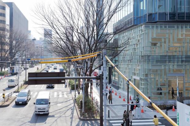 Fachada de grife com blocos de vidro se destaca em movimentada rua de Tóquio Escritório de arquitetura OMA/Divulgação