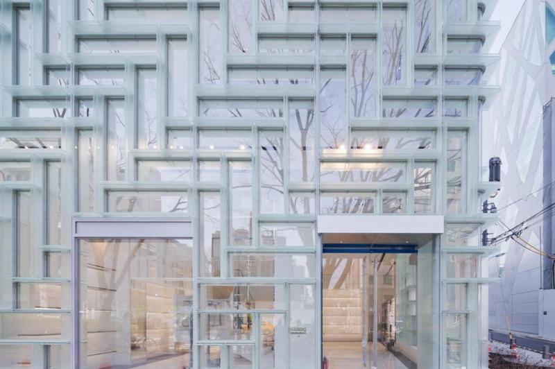 Fachada de grife norte-americana com 210 blocos de vidro se destaca em movimentada rua de Tóquio:imagem 4