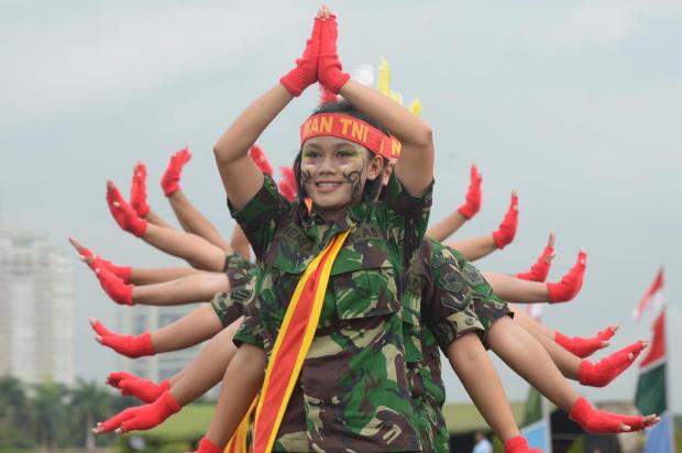 FOTO: mulheres das Forças Armadas da Indonésia participam de evento nas ruas de Jacarta ADEK BERRY/AFP