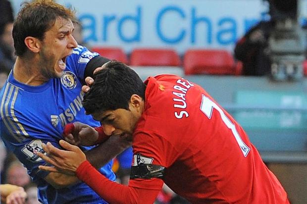 Mordida de Suarez em jogador do Chelsea vira hit na internet ANDREW YATES/AFP