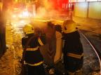 Bombeiros combatem fogo em contêineres no centro da Capital Bruno Alencastro/Agência RBS
