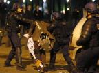 Ativistas contra o casamento gay enfrentam a polícia em Paris KENZO TRIBOUILLARD/AFP