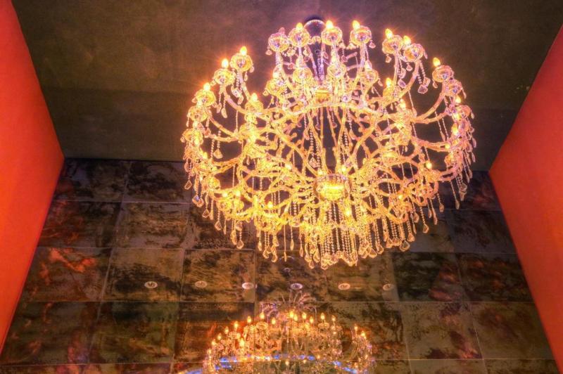 O majestoso lustre pendente de cristal sobre o bar foi trazido de Nova York e tem 1,80cm de diâmetro:imagem 7