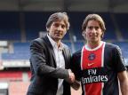 Leonardo garante permanência no PSG, mas desconversa sobre o futuro de Carlo Ancelotti FRANCK FIFE/AFP Leonardo garante permanência no PSG, mas desconversa sobre o futuro de Carlo Ancelotti FRANCK FIFE/AFP