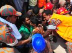 Pelo menos 45 pessoas são resgatadas com vida de prédio que desmoronou em Bangladesh STR/AFP Pelo menos 45 pessoas são resgatadas com vida de prédio que desmoronou em Bangladesh STR/AFP