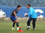 Vanderlei Luxemburgo "testa" Elano em treino no Olímpico Lucas Uebel/Divulgação Grêmio/ Vanderlei Luxemburgo "testa" Elano em treino no Olímpico Lucas Uebel/Divulgação Grêmio/