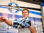 "Sério", Gabriel é apresentado com a camisa 22 do Grêmio Adriana Franciosi/Agência RBS/ "Sério", Gabriel é apresentado com a camisa 22 do Grêmio Adriana Franciosi/Agência RBS/