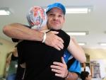 Rubens Barrichello visita pacientes com câncer