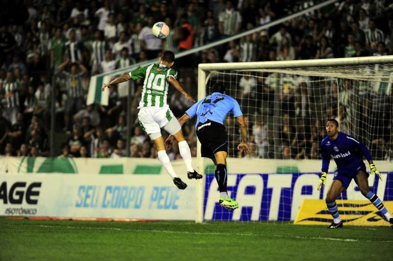 De cabeça, Diogo Oliveira marca o gol para o Juventude:imagem 4