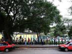 Taxistas formam fila para pegar tabelas com os valores atualizados das tarifas Bruno Alencastro/Agencia RBS